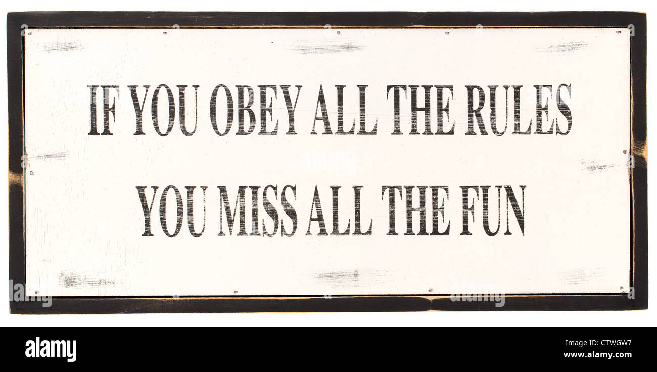 Handgemachte Holzschild mit einem notleidenden Maleffekt finish mit Text "Wenn du die Regeln befolgen, verpassen Sie den Spaß" Stockfoto
