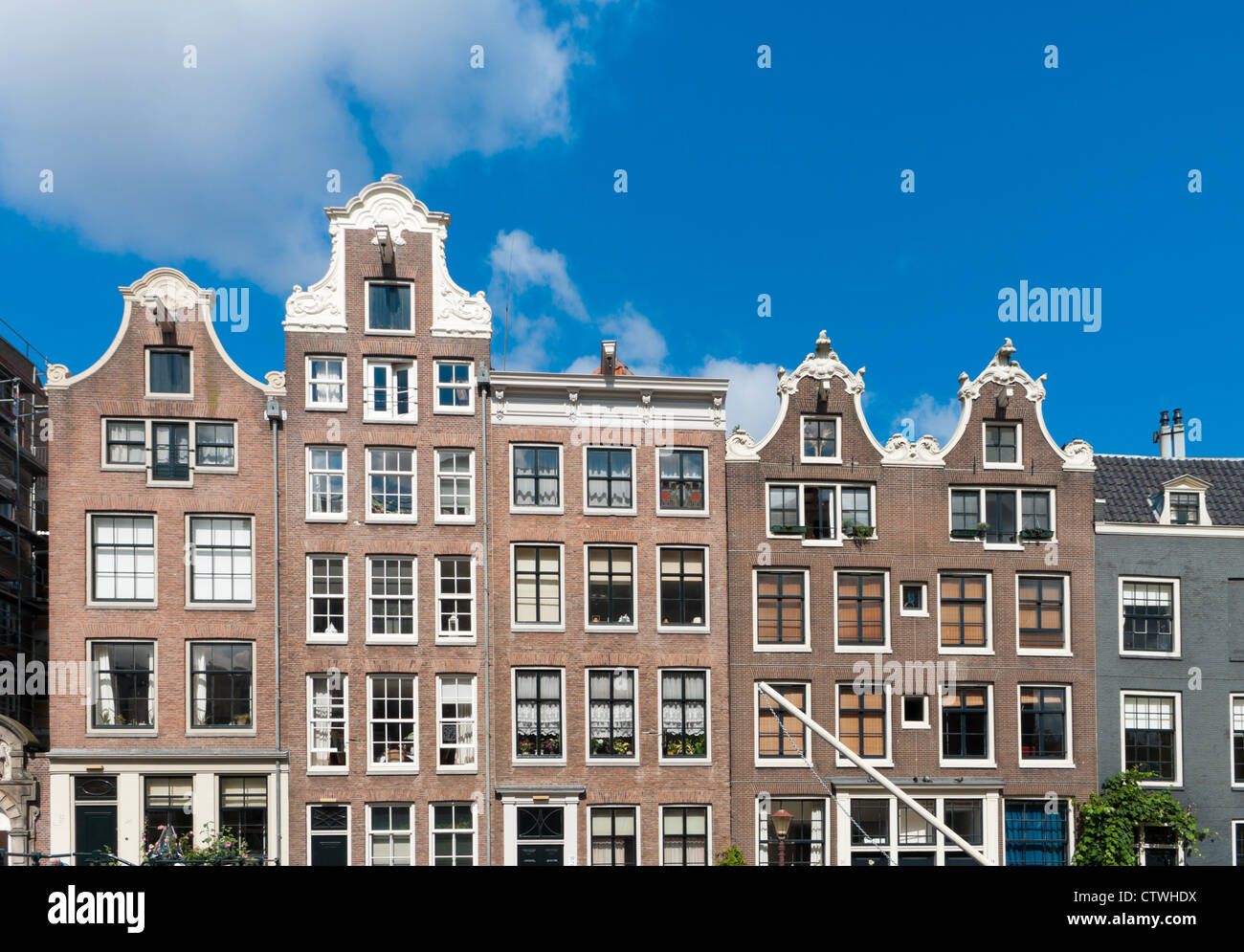 monumentale Fassaden der alten Häuser in amsterdam Stockfoto