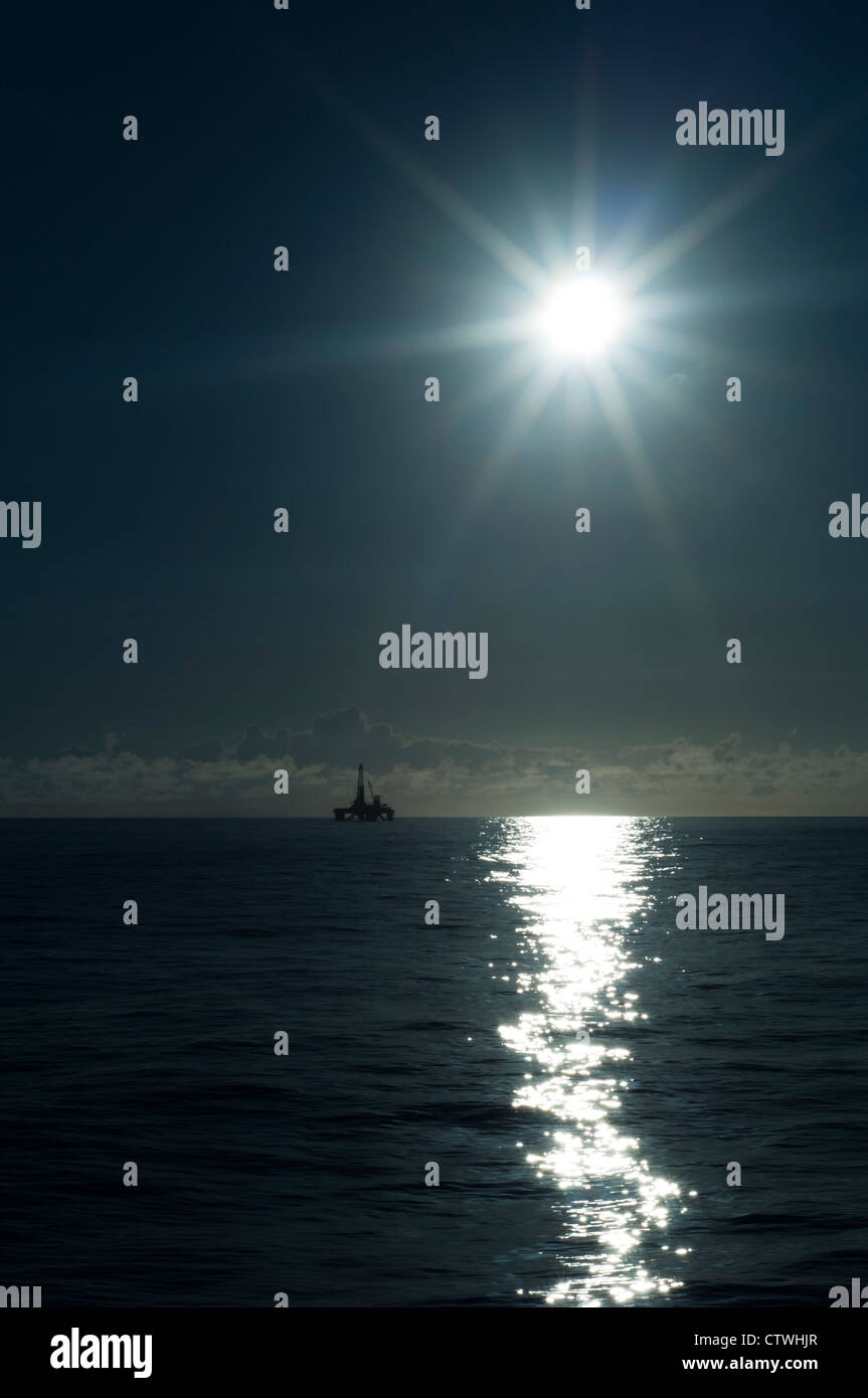 Bohrinsel fern am Horizont im Offshore-Bereich. Stockfoto