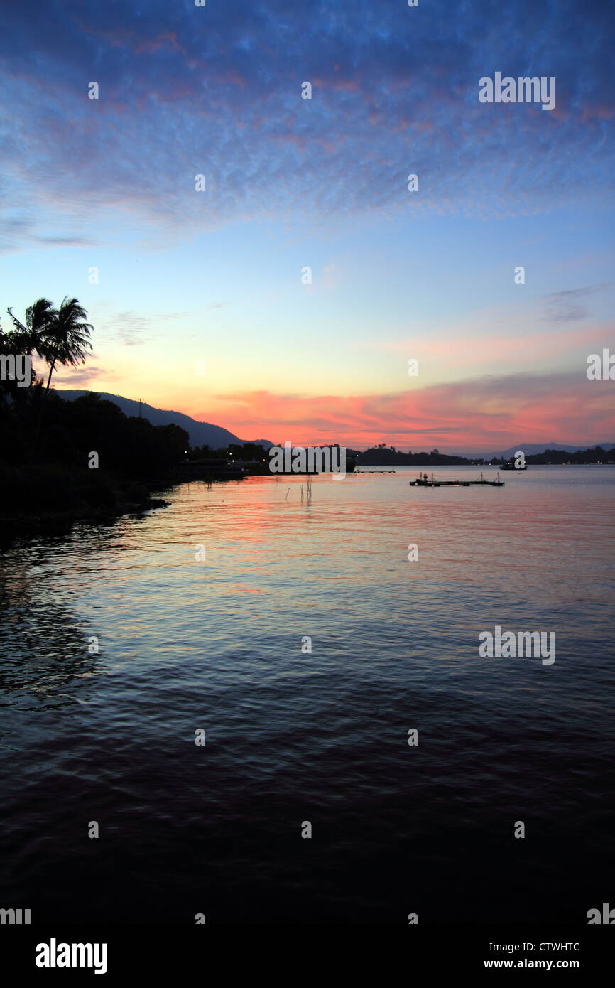 Sonnenuntergang im See, Sumatra, Indonesien. Stockfoto
