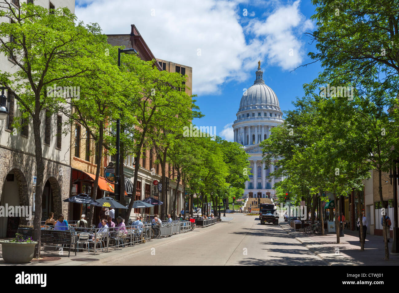 Cafés und Restaurants an der State Street mit Blick auf das Kapitol von Wisconsin, Madison, Wisconsin, USA Stockfoto