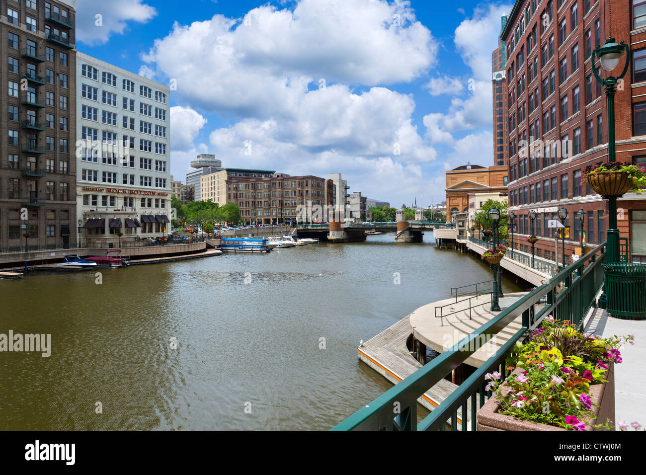 Der Riverwalk Bezirk auf dem Milwaukee River in der Innenstadt, Milwaukee, Wisconsin, USA Stockfoto