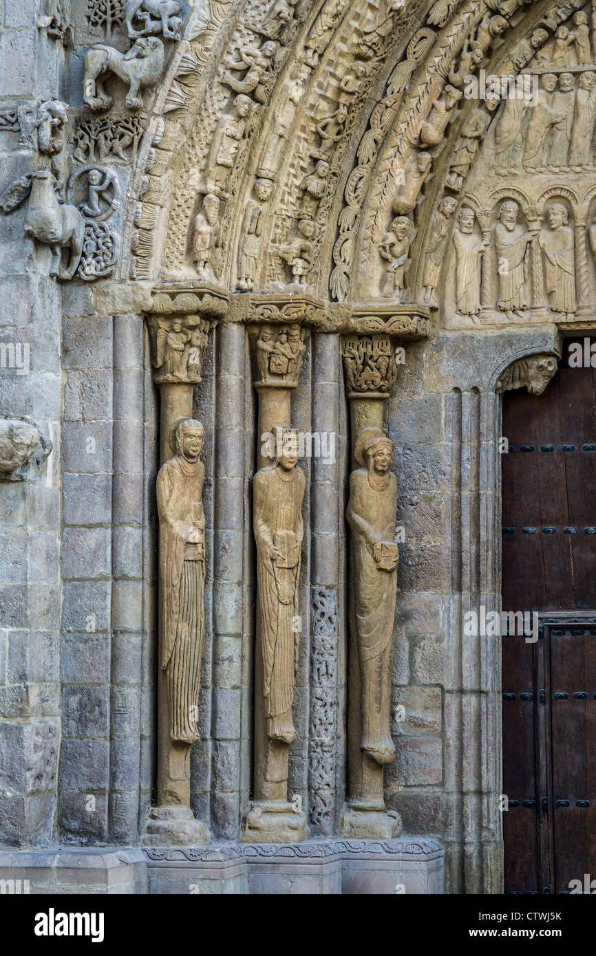 Detail des Hauptportals der romanischen Kirche Santa María la Real in der mittelalterlichen Stadt Sangüesa in Navarra, Spanien Stockfoto