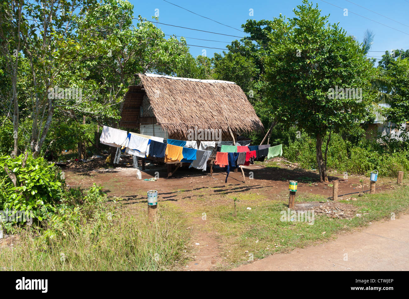 Wäsche hängen in einer Zeile neben einem kleinen armen Mannes Haus auf den Philippinen Stockfoto