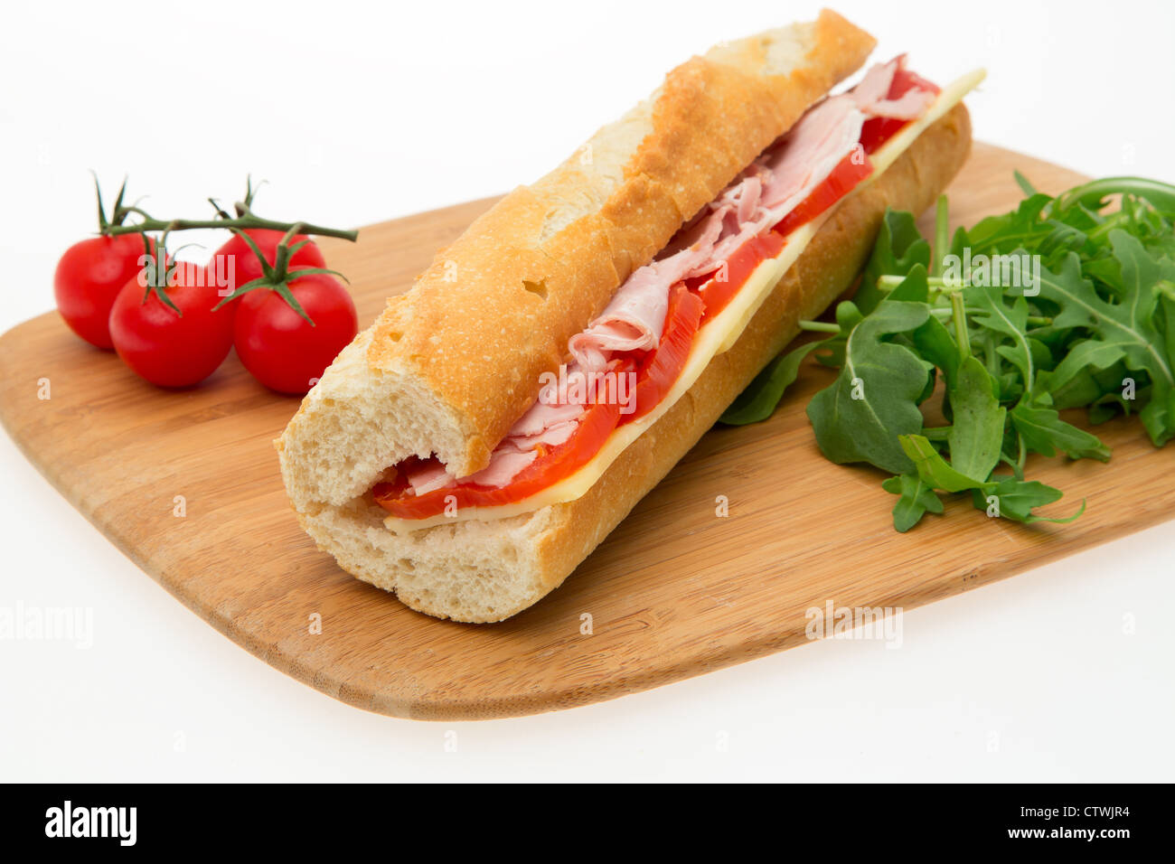 Baguette-sandwich mit Schinken, Käse und Tomaten - Studio gedreht mit einer geringen Tiefe von Feld und weißen Hintergrund Stockfoto