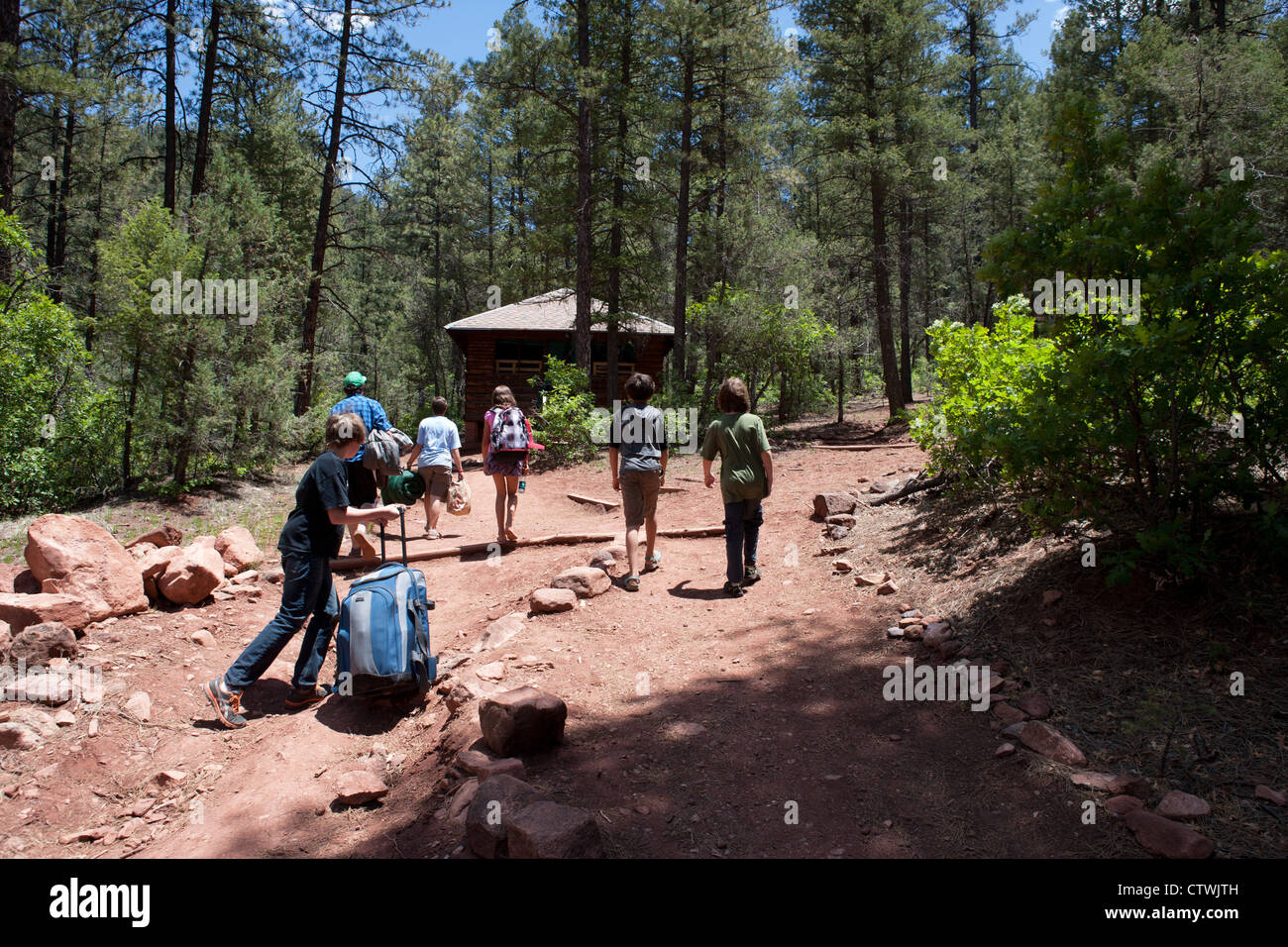 Kinder zu Fuß bergauf Tragetaschen für die erste Woche der Sommer Camp, New Mexico, USA. Stockfoto