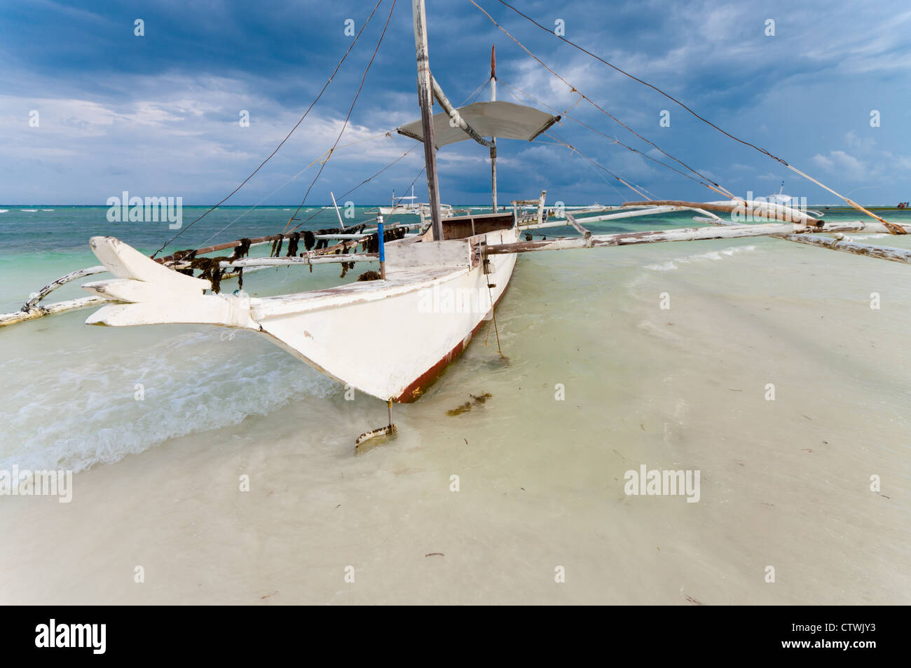 traditionelle philippinische Bangka bei Ebbe Stockfoto