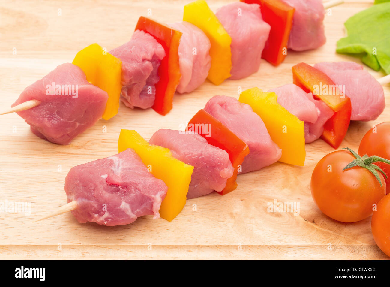 Frisch zubereitetes Schweinefleisch-Kebab-Spieße auf ein Holzbrett - Studio gedreht Stockfoto