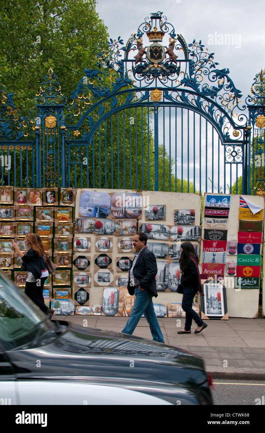 Marktstand auf dem Bürgersteig von Piccadilly, London, UK. Stockfoto