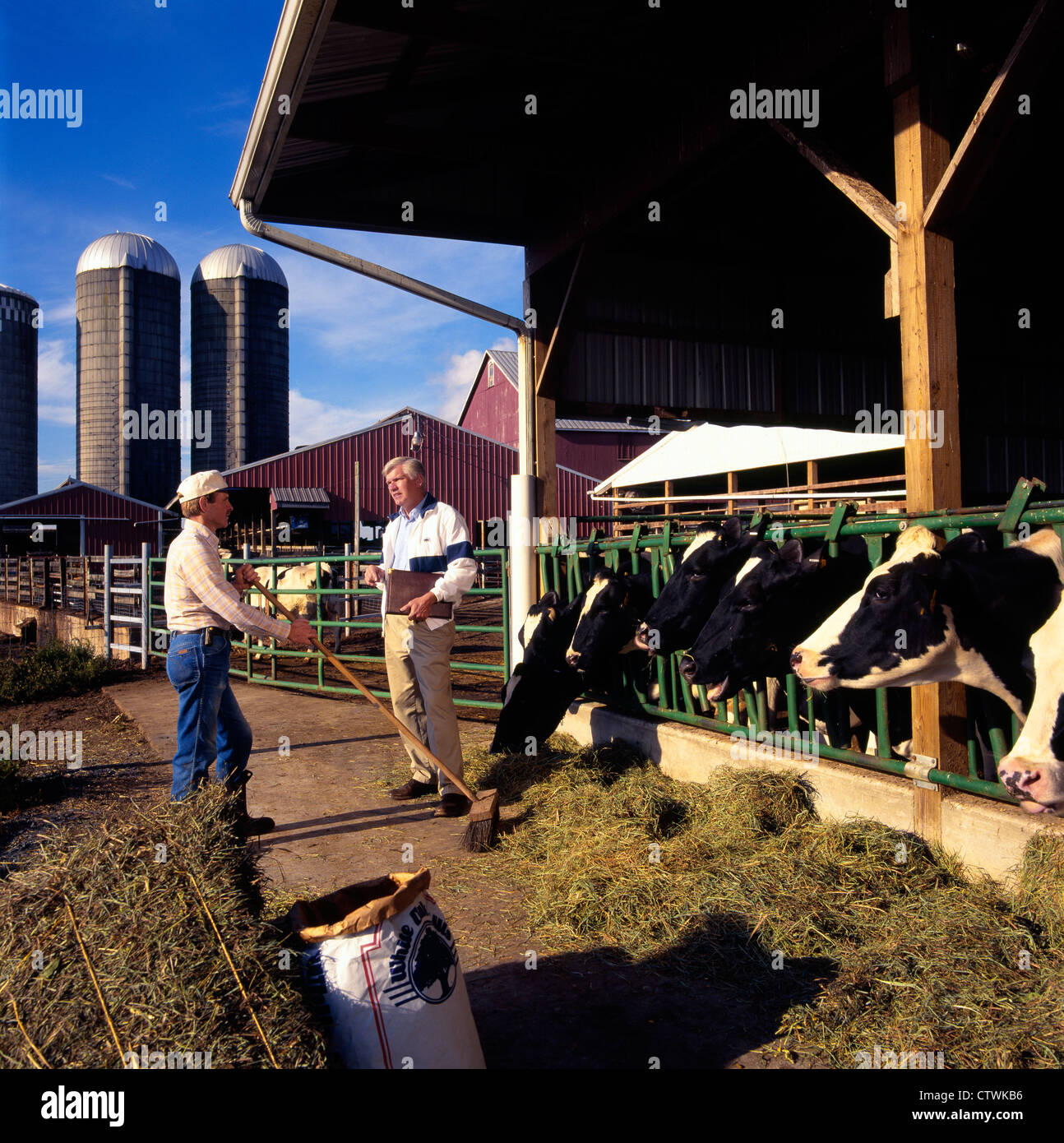 BAUER IM GESPRÄCH MIT LANDWIRTSCHAFTLICHEN VERTRETER Stockfoto