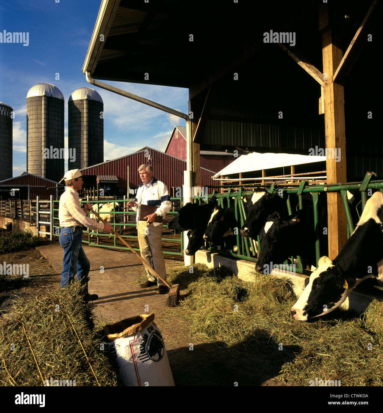 BAUER IM GESPRÄCH MIT LANDWIRTSCHAFTLICHEN VERTRETER Stockfoto
