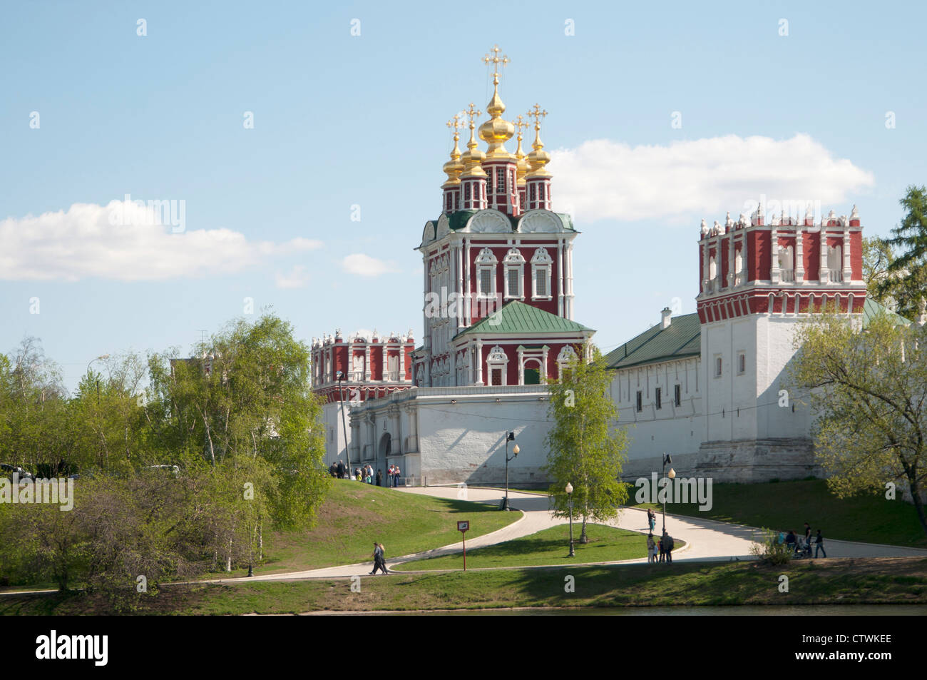 Russland, Moskau, Novodevichiy Kloster aus dem Teich Stockfoto