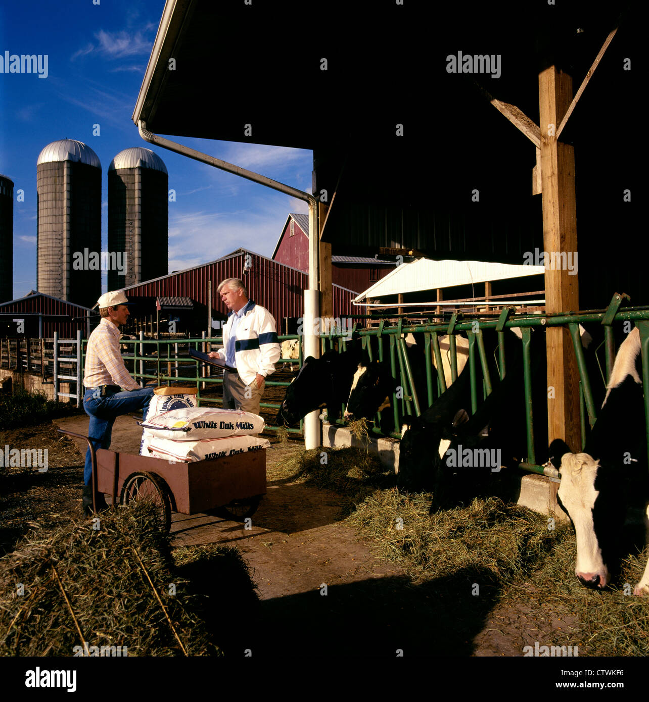 BAUER IM GESPRÄCH MIT LANDWIRTSCHAFTLICHEN VERTRETER Stockfoto