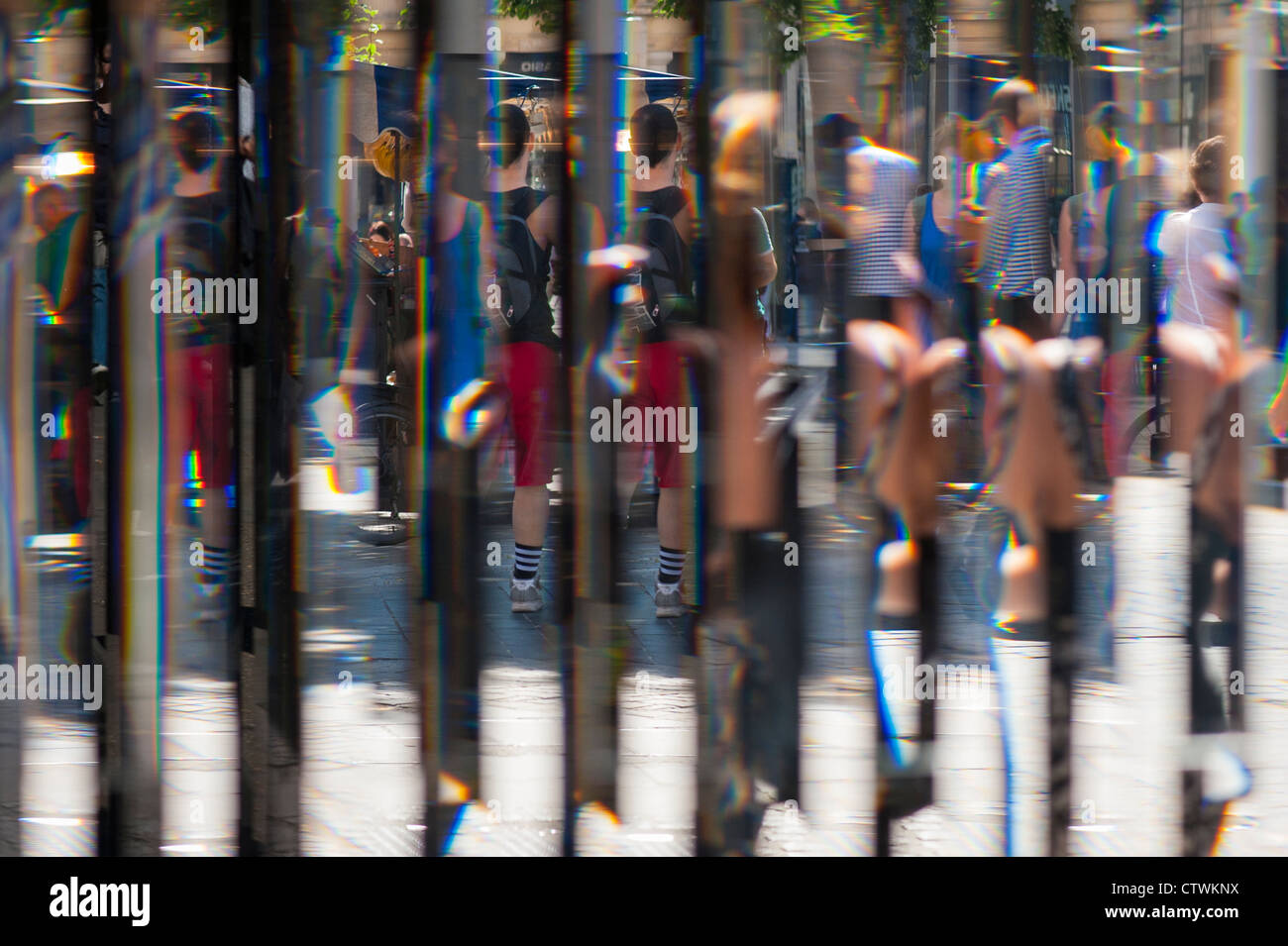 London Covent Gardens Markt Reflexionen Fußgänger Touristen männlich weiblich Walking Shop Shop zickzack Split Mirror Stockfoto