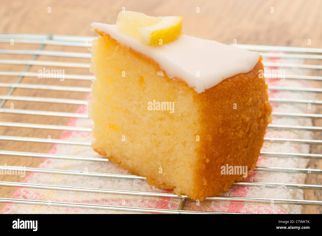 Eine Scheibe Zitrone beträufeln Kuchen Stockfoto