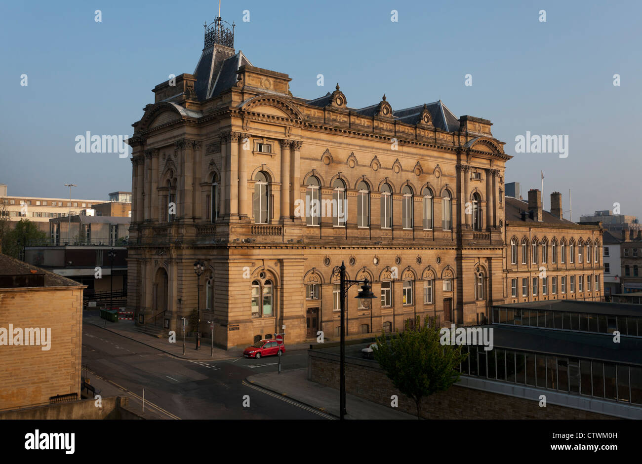 Huddersfield Town Hall wurde in zwei Etappen zwischen 1875 und 1881 gebaut. Stockfoto