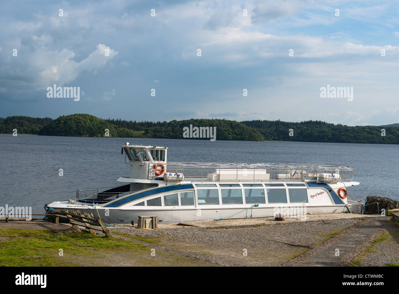 Touristenboot zu WB Yeats Innisfree (nach hinten) auf Lough Gill, County Sligo, Irland. Stockfoto