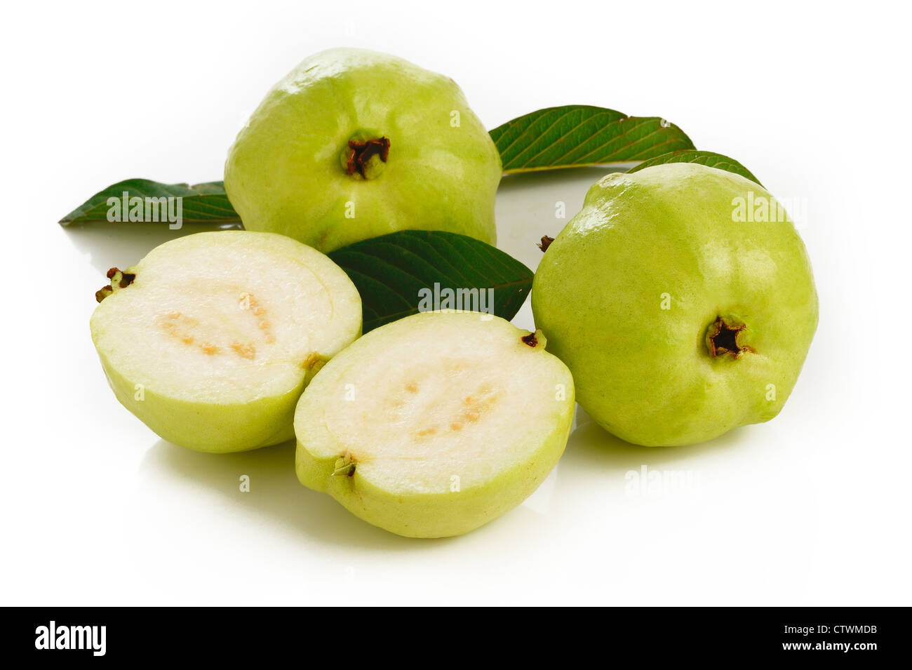 Ganze und halbe frische Guave auf weißem Hintergrund Stockfoto