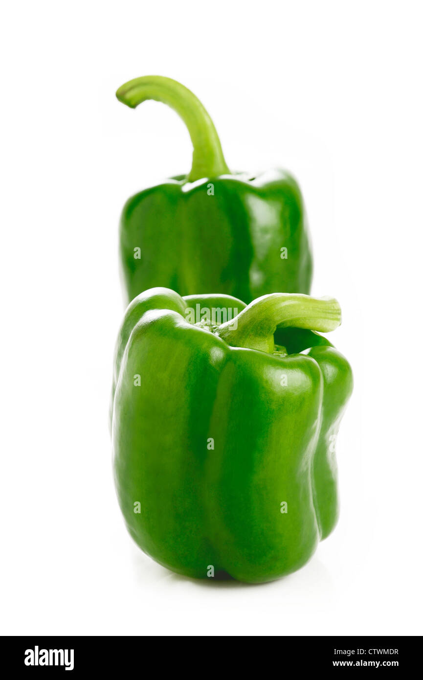Grüne Paprika isoliert auf weißem Hintergrund Stockfoto