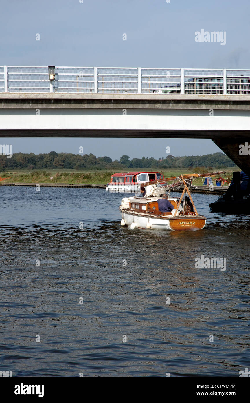 Speerwerfen 2 traditionellen hölzernen Broads Segelyacht auf dem Fluss Bure unter Acle Brücke, Broads National Park Stockfoto