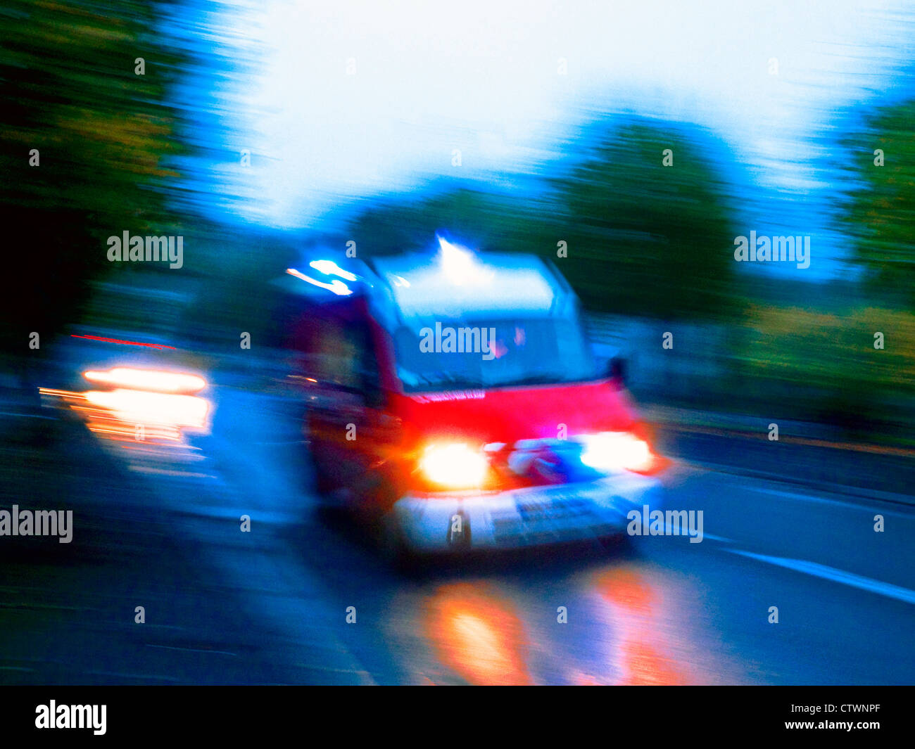 Rasende Feuer / Krankenwagen rescue van - Frankreich. Stockfoto