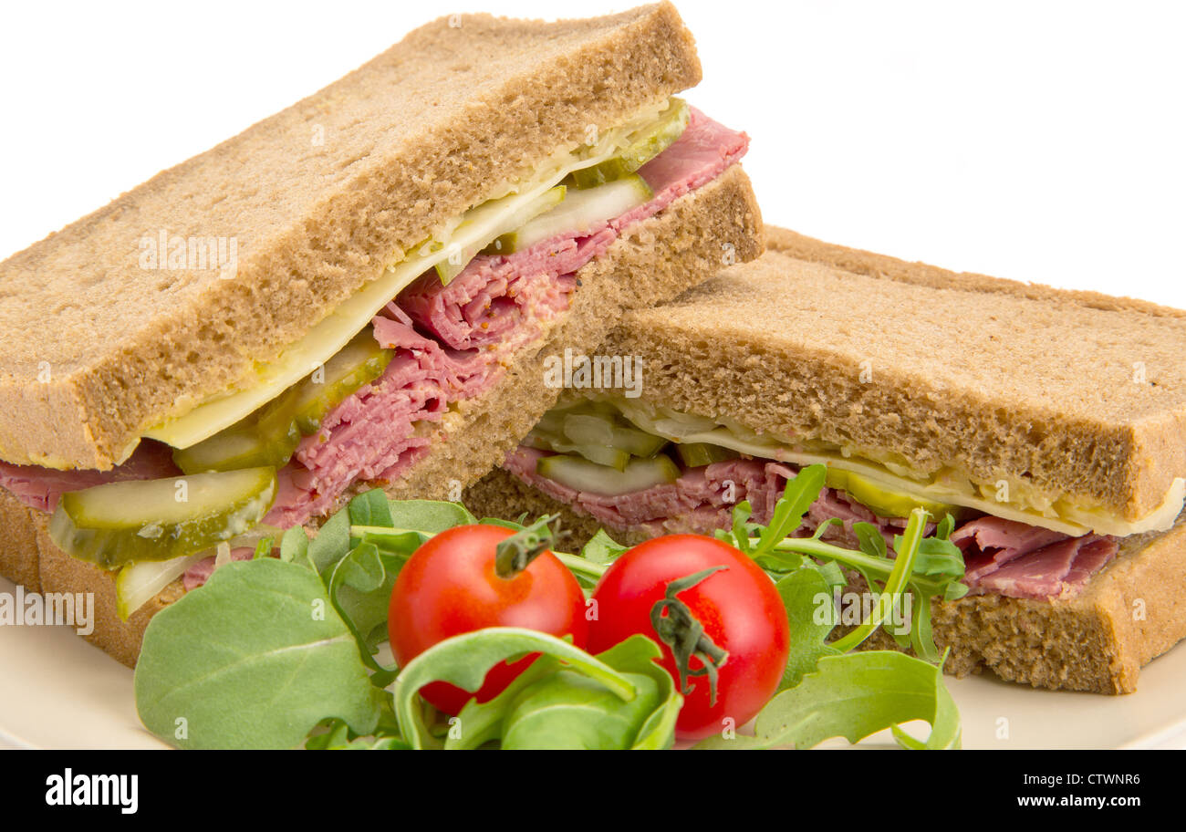 New York Style Pastrami Sandwich auf Roggenbrot - Studio gedreht mit weißem Hintergrund Stockfoto