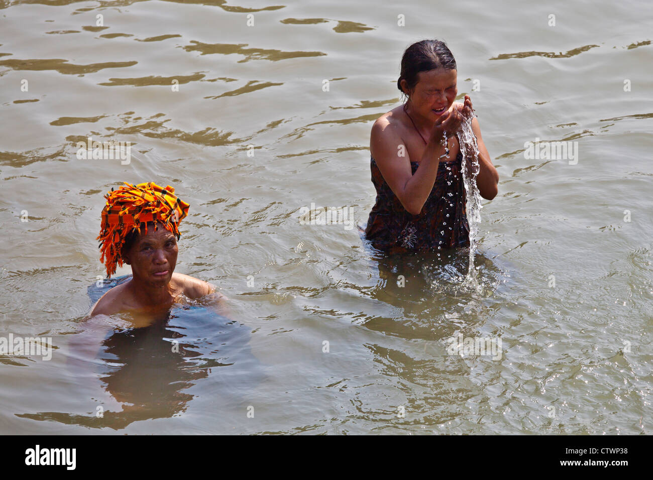 Frauen Baden im Fluss bei INDEIN - INLE-See, MYANMAR Stockfoto