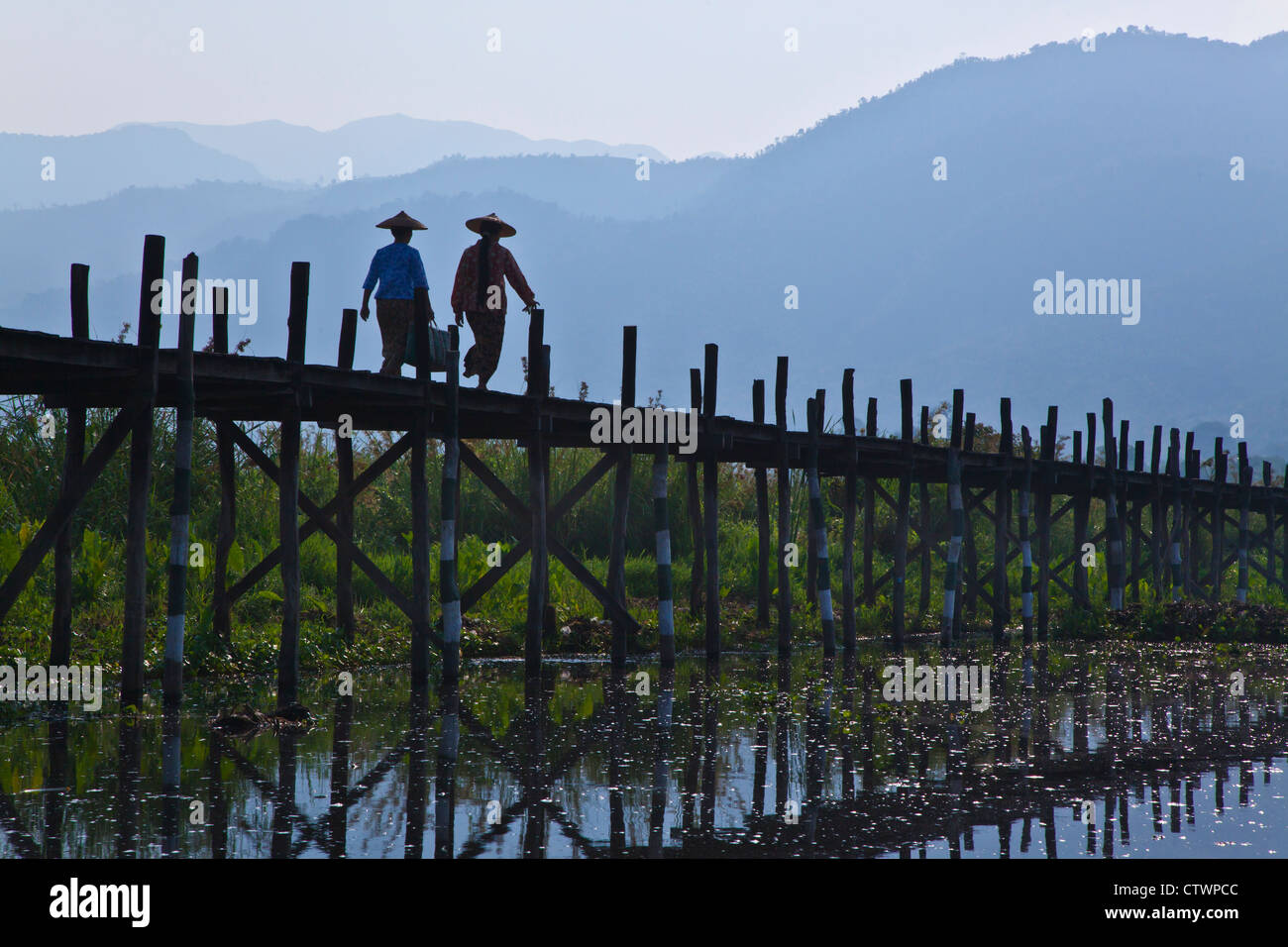 Birmanisch verwenden die angehobenen Gehweg in der Nähe des Dorfes MAING THAUK auf dem Weg zum Wochenmarkt - INLE-See, MYANMAR Stockfoto