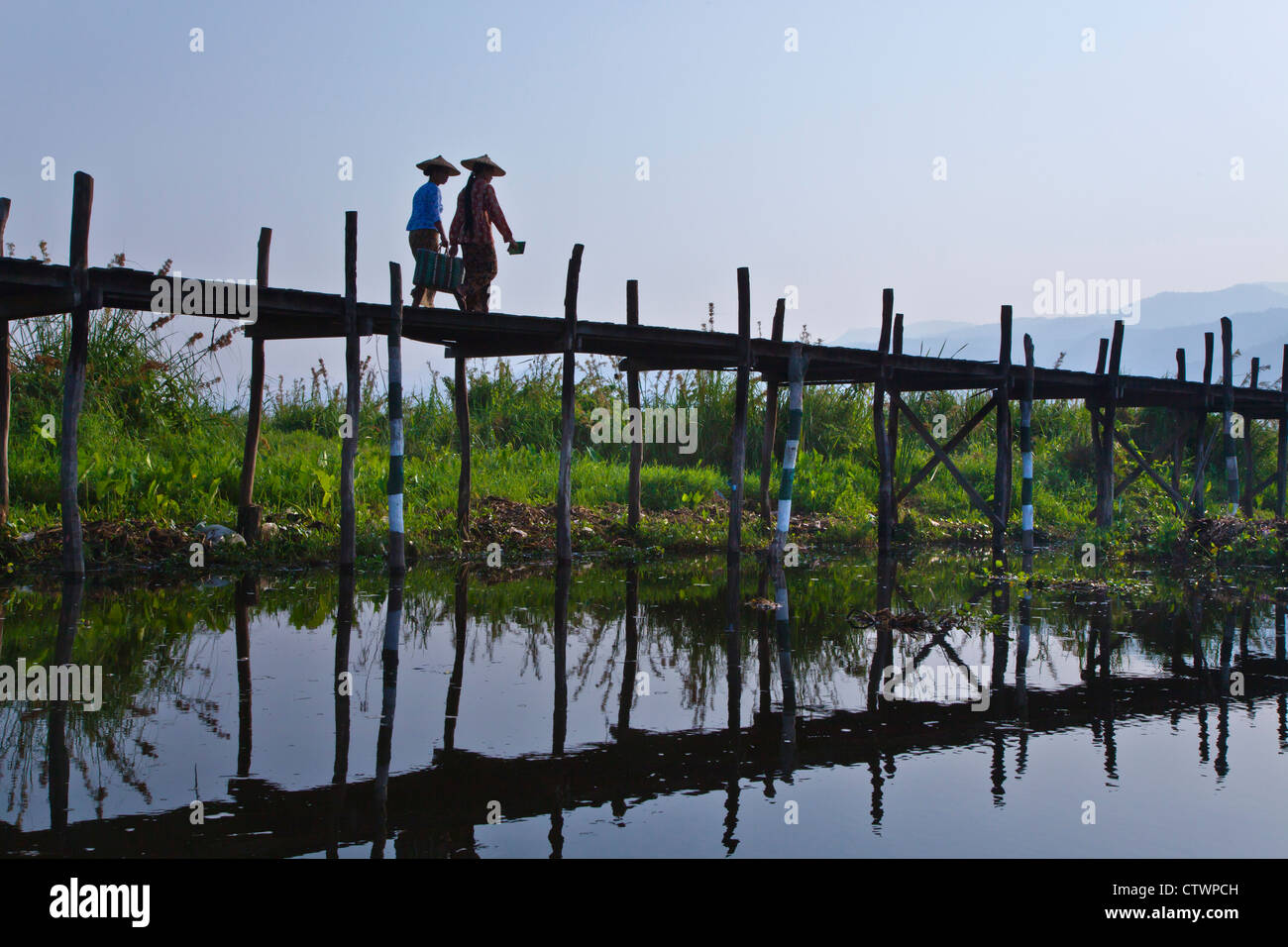 Birmanisch verwenden die angehobenen Gehweg in der Nähe des Dorfes MAING THAUK auf dem Weg zum Wochenmarkt - INLE-See, MYANMAR Stockfoto