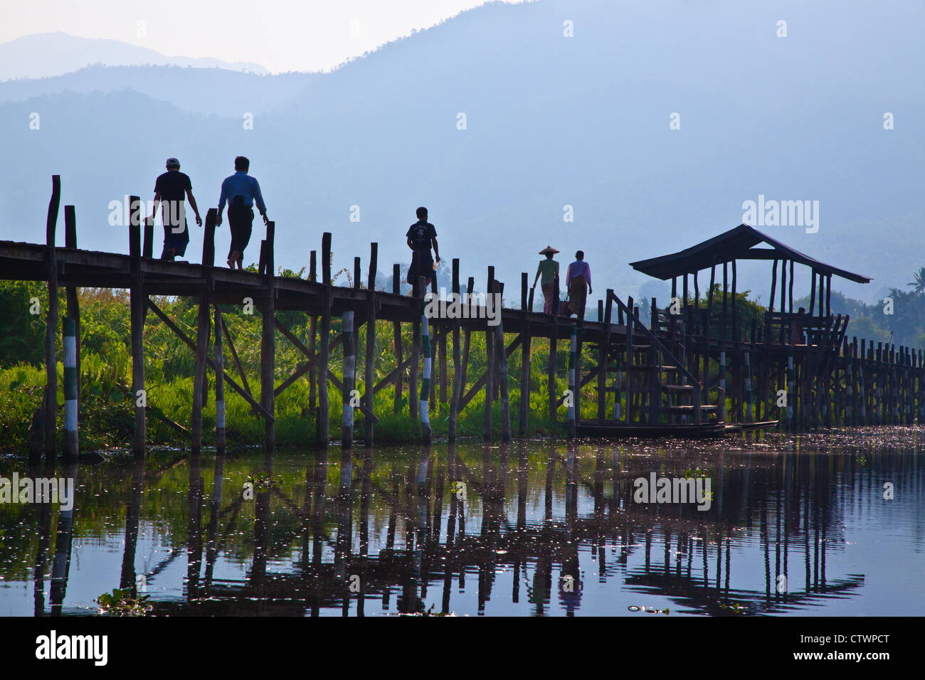 Birmanisch verwenden die angehobenen Gehweg in der Nähe des Dorfes MAING THAUK auf dem Weg zum Wochenmarkt - INLE-See, MYANMAR Stockfoto