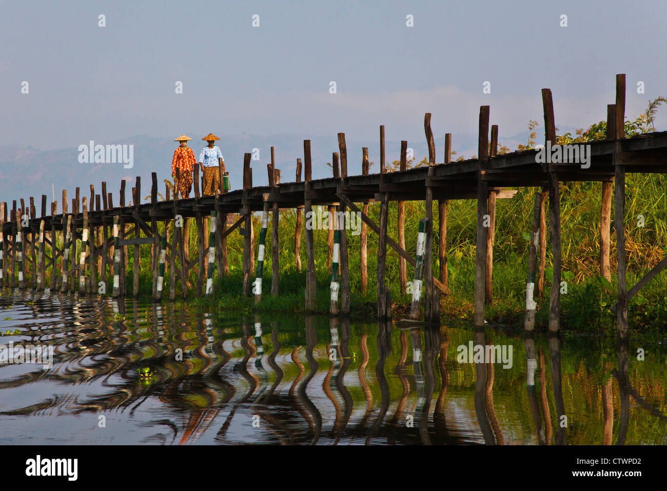 Birmanisch verwenden die angehobenen Gehweg in der Nähe des Dorfes MAING THAUK auf dem Weg zum Wochenmarkt - INLE-See, MYANMAR Stockfoto
