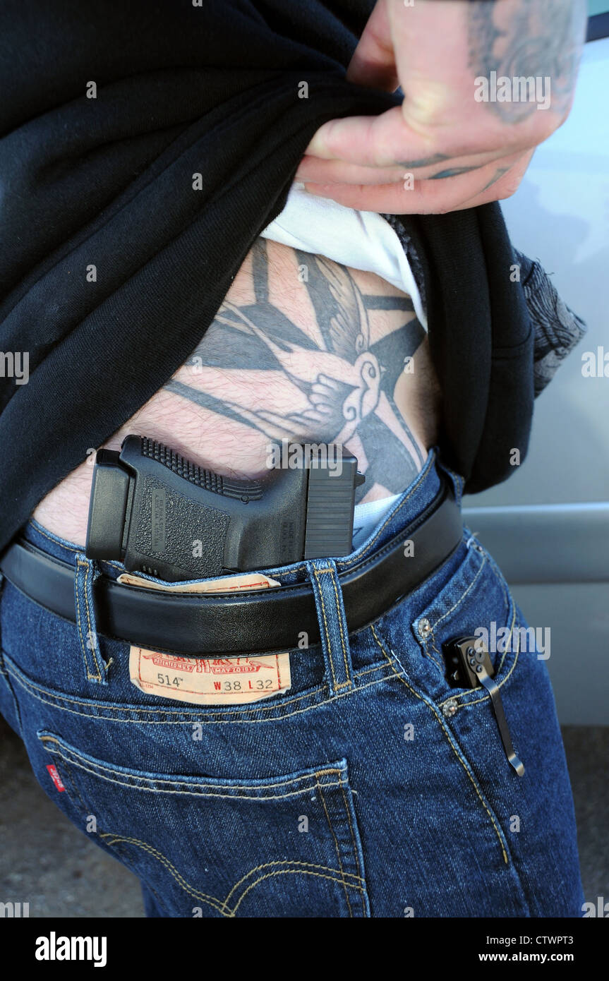 Willie, 33, wer weiter identifiziert werden abgelehnt, trägt eine Glock 45 in seinem Hosenbund, Tucson, Arizona, USA. Stockfoto