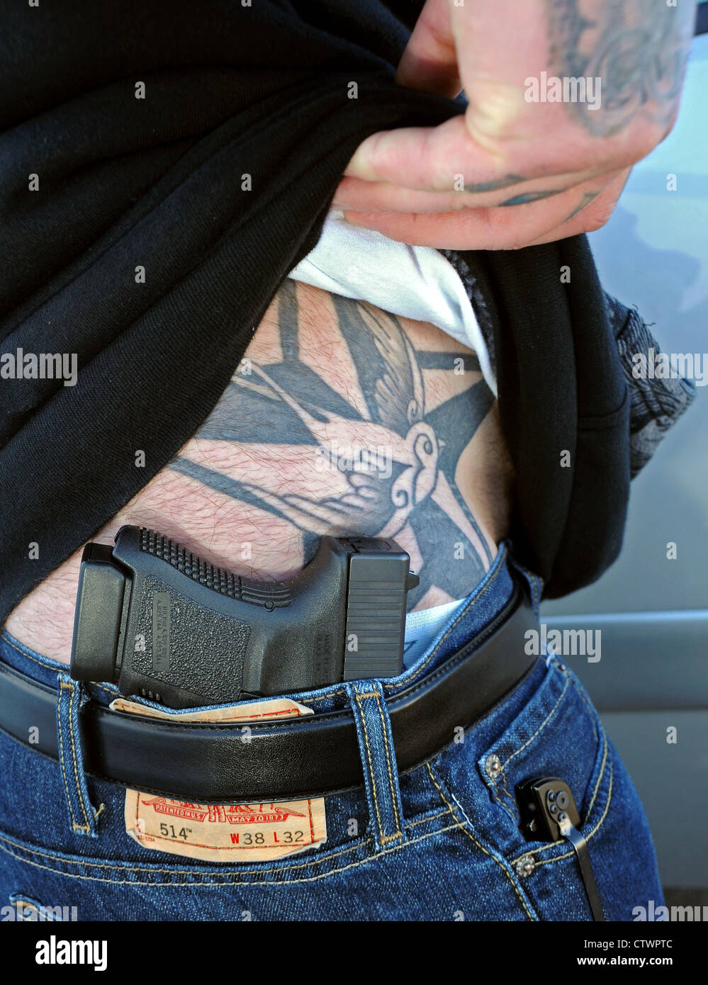 Willie, 33, wer weiter identifiziert werden abgelehnt, trägt eine Glock 45 in seinem Hosenbund, Tucson, Arizona, USA. Stockfoto