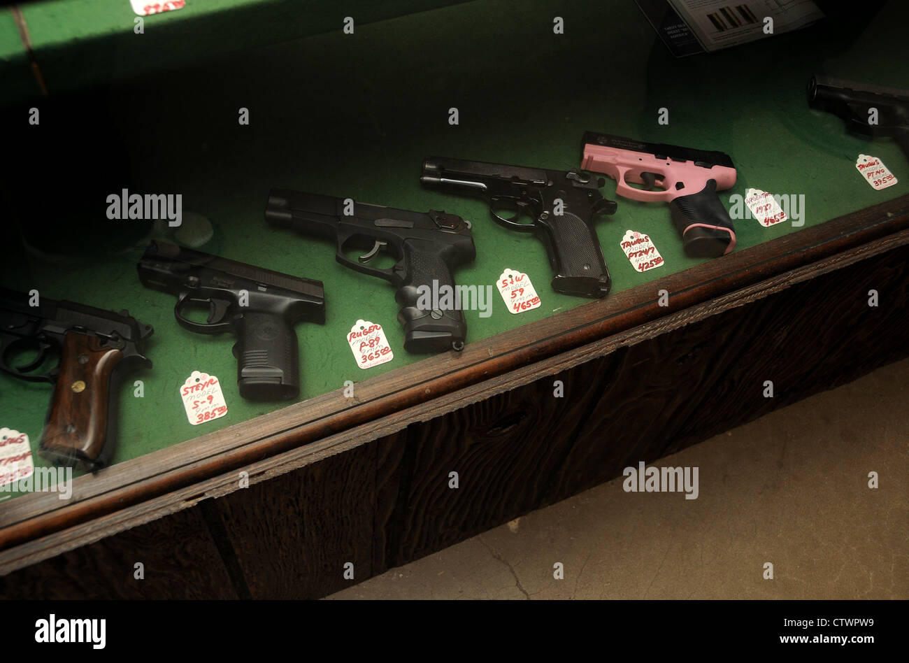 Handfeuerwaffen sind bei Frontier Waffenladen, Tucson, Arizona, USA verkauft. Stockfoto