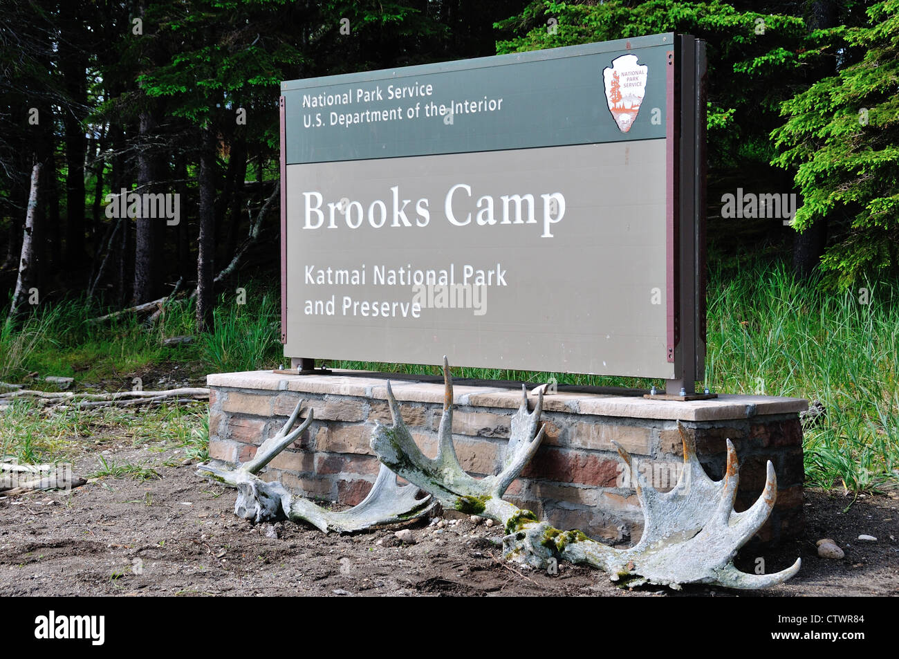 Zeichen von Brooks Camp, dekoriert mit Elch Geweih. Katmai Nationalpark und Reservat. Alaska, USA. Stockfoto