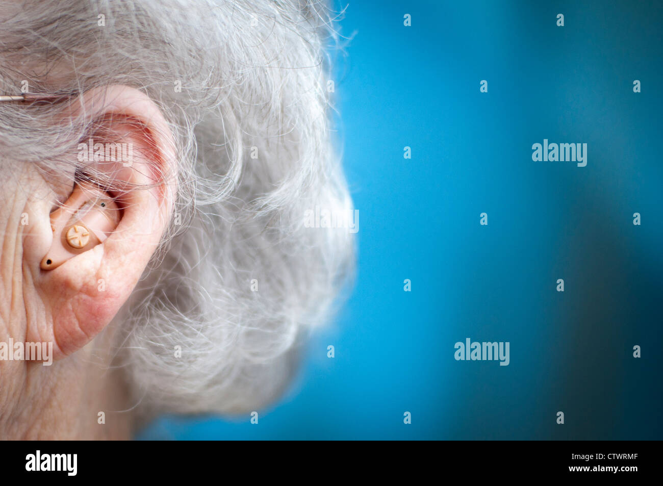 Hörgerät-close-up auf eine ältere Frau Stockfoto