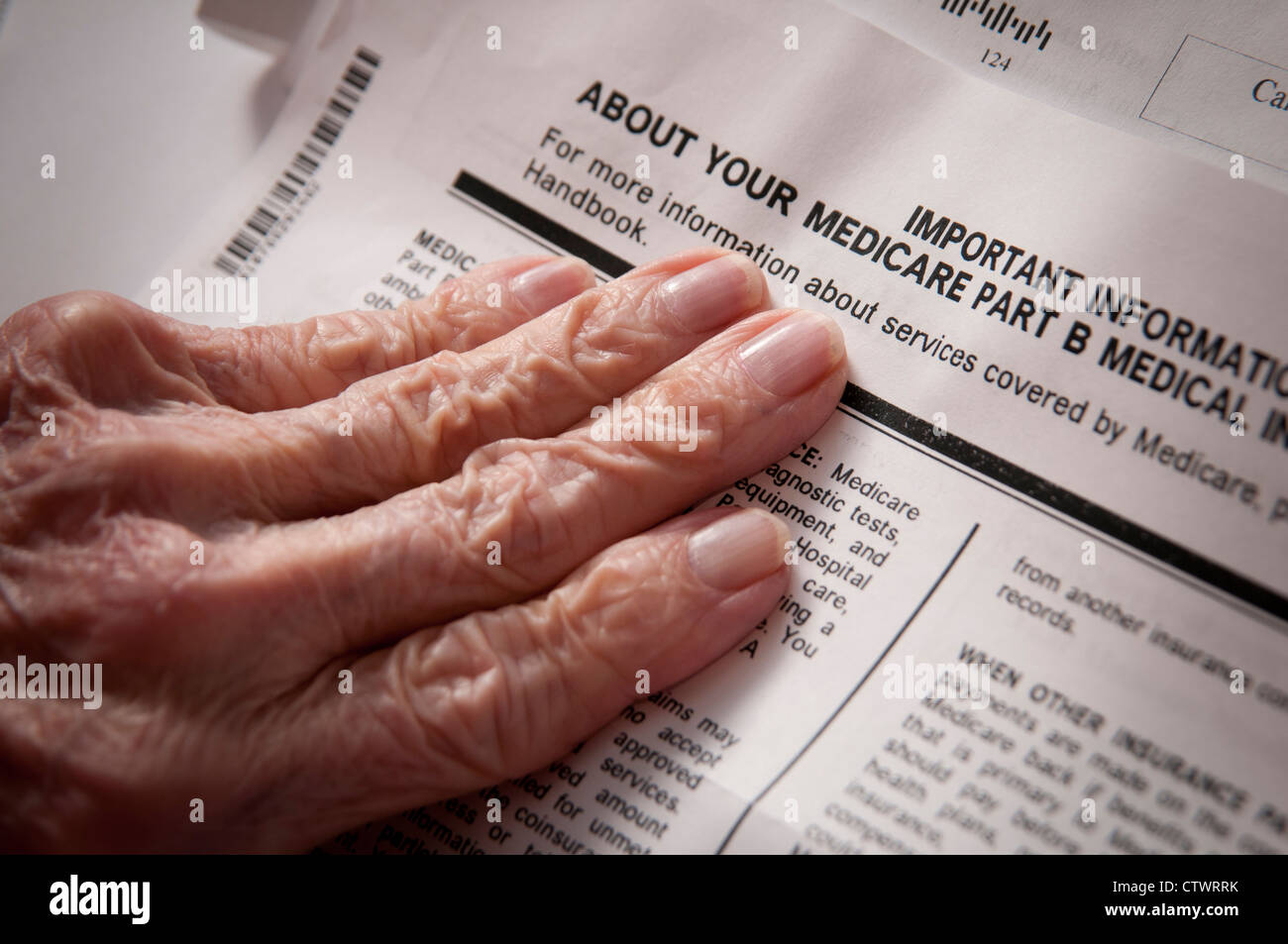Ältere Frau mit Medicare Papierkram Stockfoto
