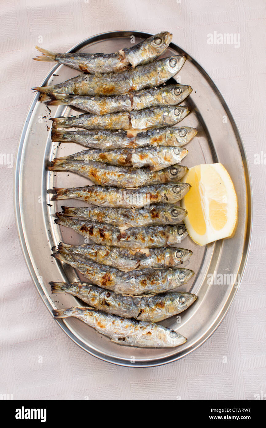 Kochen Sardinen am Strand Malaga Spanien Stockfoto