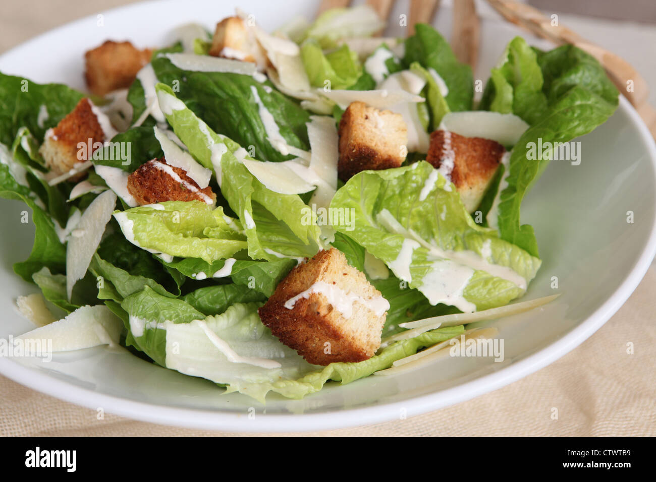 Blattsalat mit Croutons und Salat-Dressing. Die meisten Diäten Frau fälschlicherweise denken, dass solche ist eine Mahlzeit gut für Sie Stockfoto