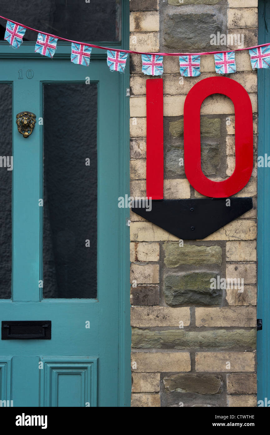 Rote Nummer 10 Hauszeichen und Union Jack Bunting. Hay on Wye, Powys, Wales Stockfoto