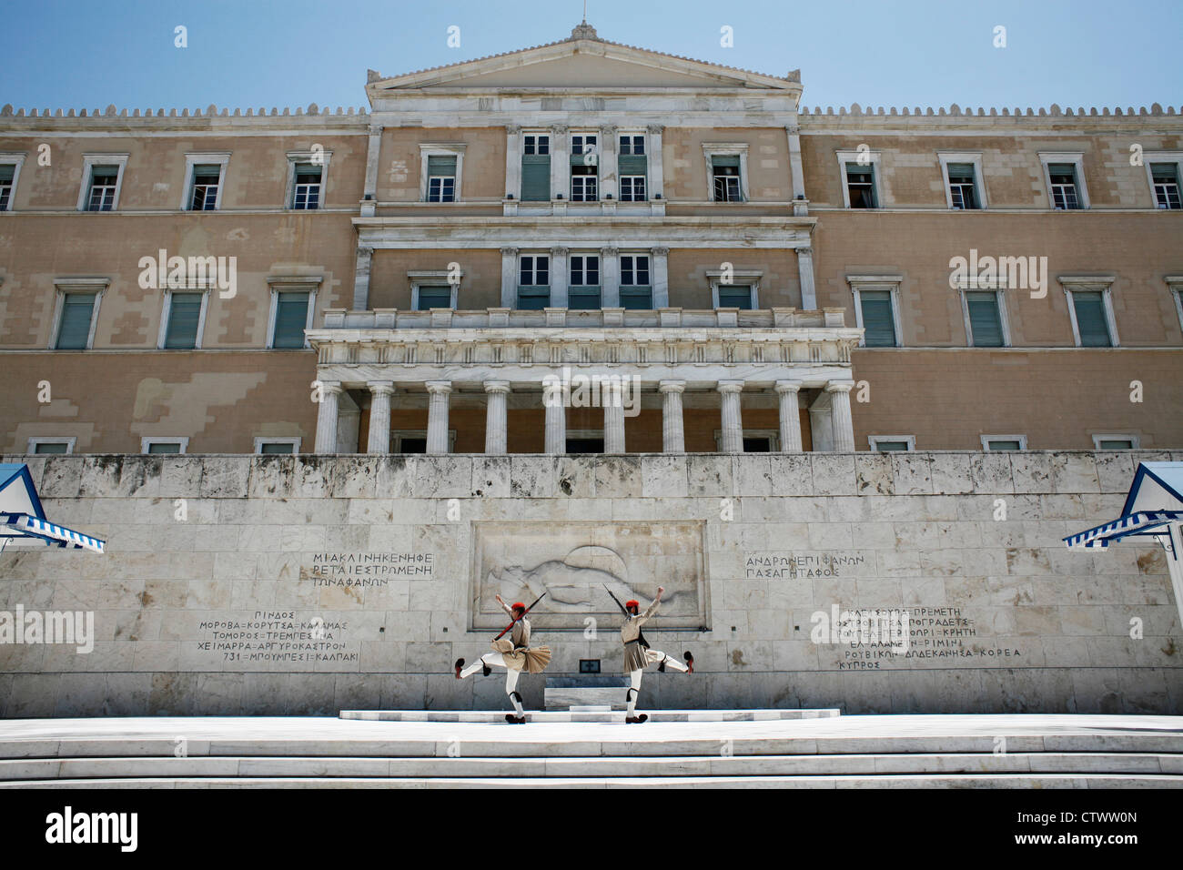 Die Evzonen vor dem griechischen Parlament. Syntagma-Platz, Athen, Griechenland. Stockfoto