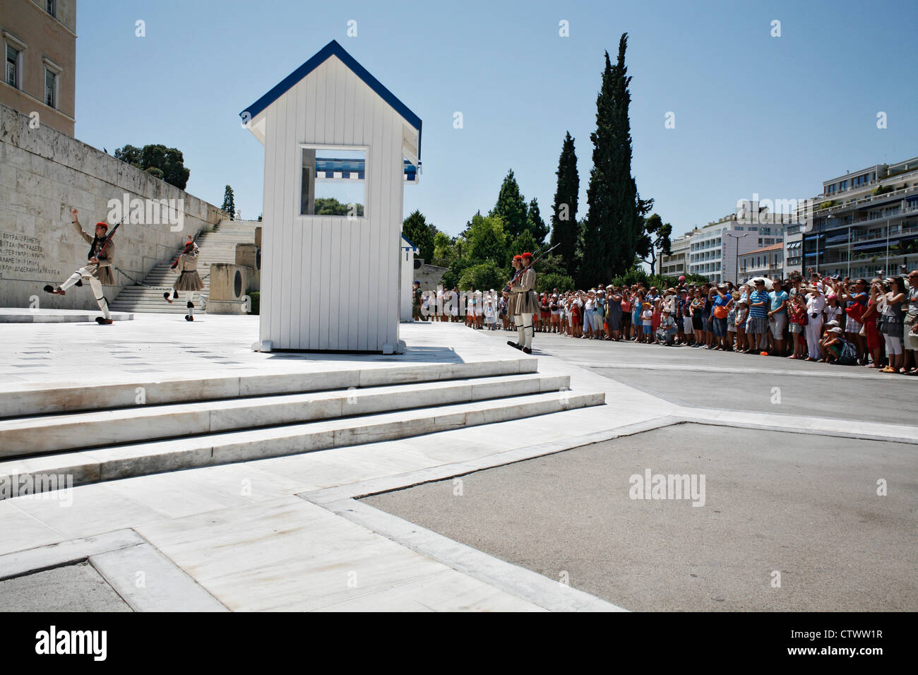 Das Ändern des Schutzes vor dem griechischen Parlament gilt als ein "muss" in Athen. Syntagma-Platz, Athen, Griechenland. Stockfoto