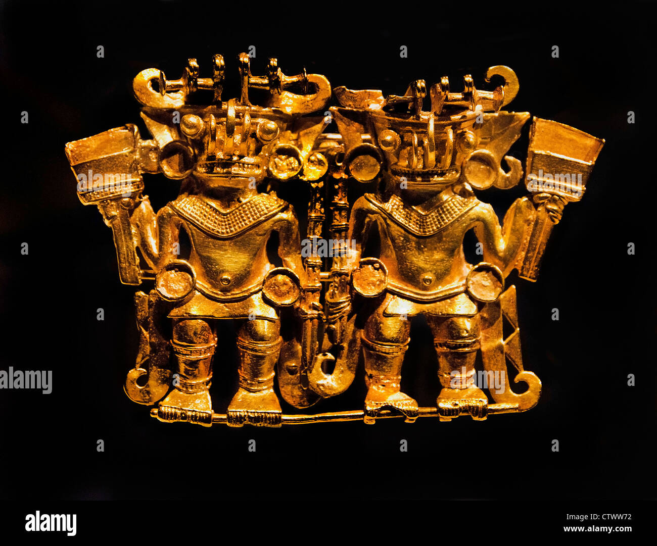 Doppelte Bat-Nosed Figur Anhänger vom 12. bis 16. Jahrhundert Panama Parita Gold H. 3 1/8 Zoll (7,9 cm) Panamas Stockfoto