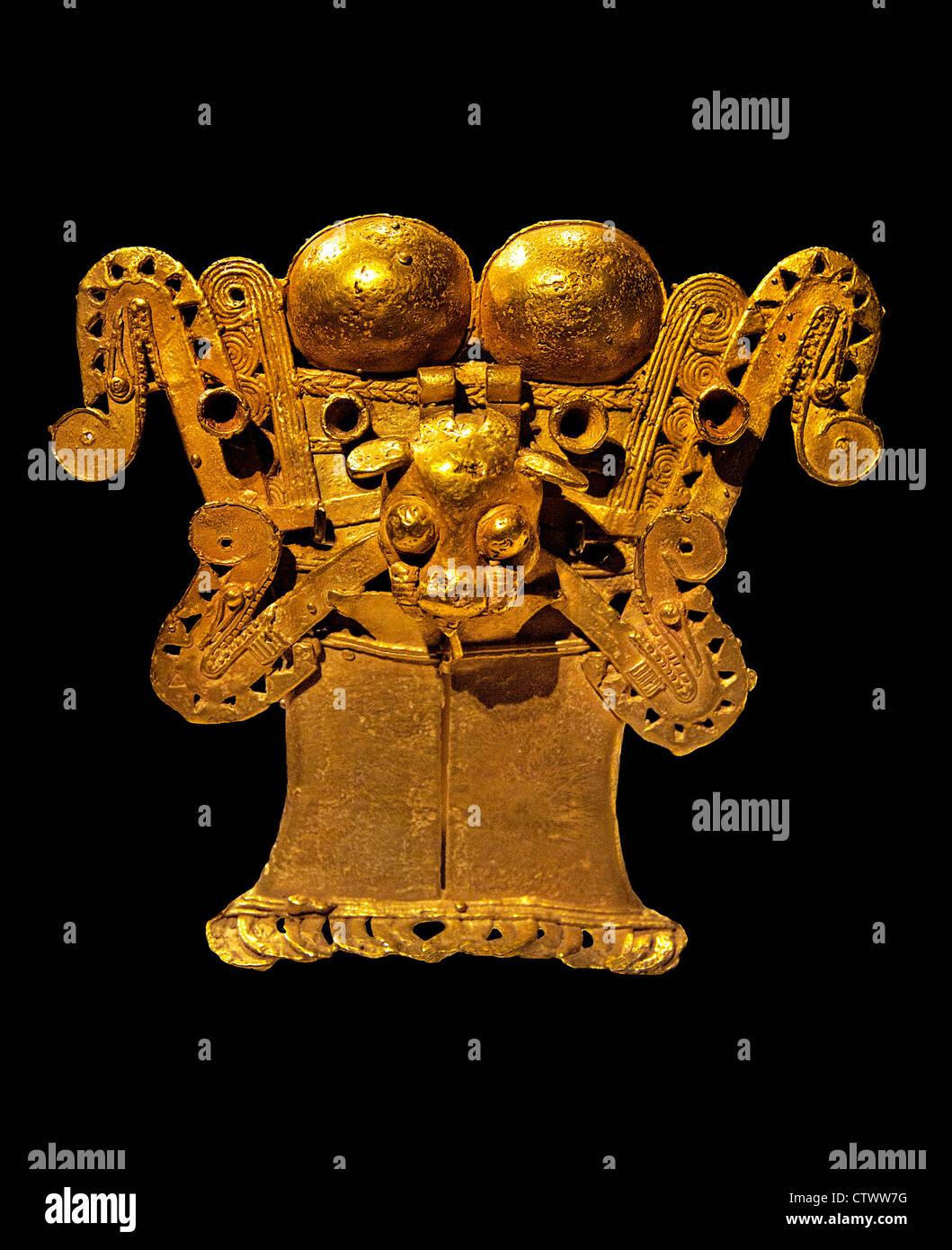 Stilisierte Figur Anhänger vom 12. bis 16. Jahrhundert Panama Kultur Parita Medium Gold H. 4 1/2 Zoll (11,43 cm) Panamas Stockfoto