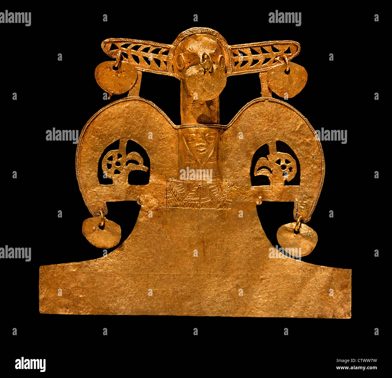 Vogel-Anhänger 10. – 16. Jahrhundert Kolumbien Kultur Muisca Gold H. 4 X W. 4 3/8 x D. 3/4 Zoll (10,2 x 11,1 x 1,9 cm) kolumbianischen Stockfoto