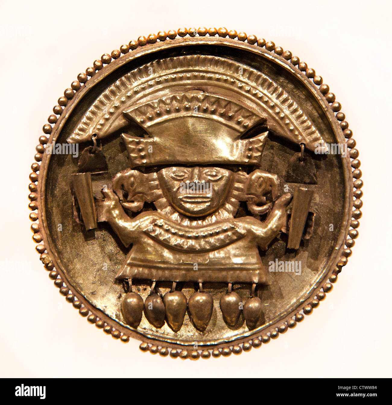 Earflare 11. – 13. Jahrhundert Peru Kultur Sicán Lambayeque Gold 3 1/2 Zoll (6,1 cm) Stockfoto