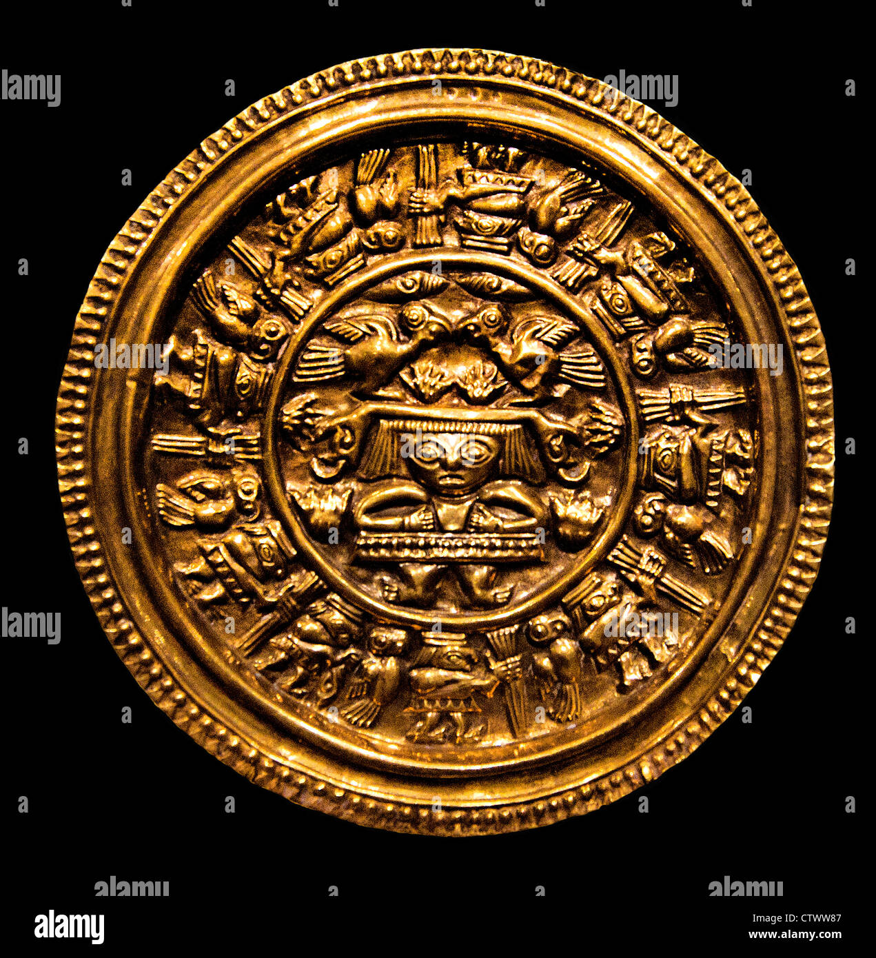 Earflare Frontal 12. – 15. Jahrhundert Peru Chimú Gold ø 4 1/8 Zoll (10,48 cm) Stockfoto