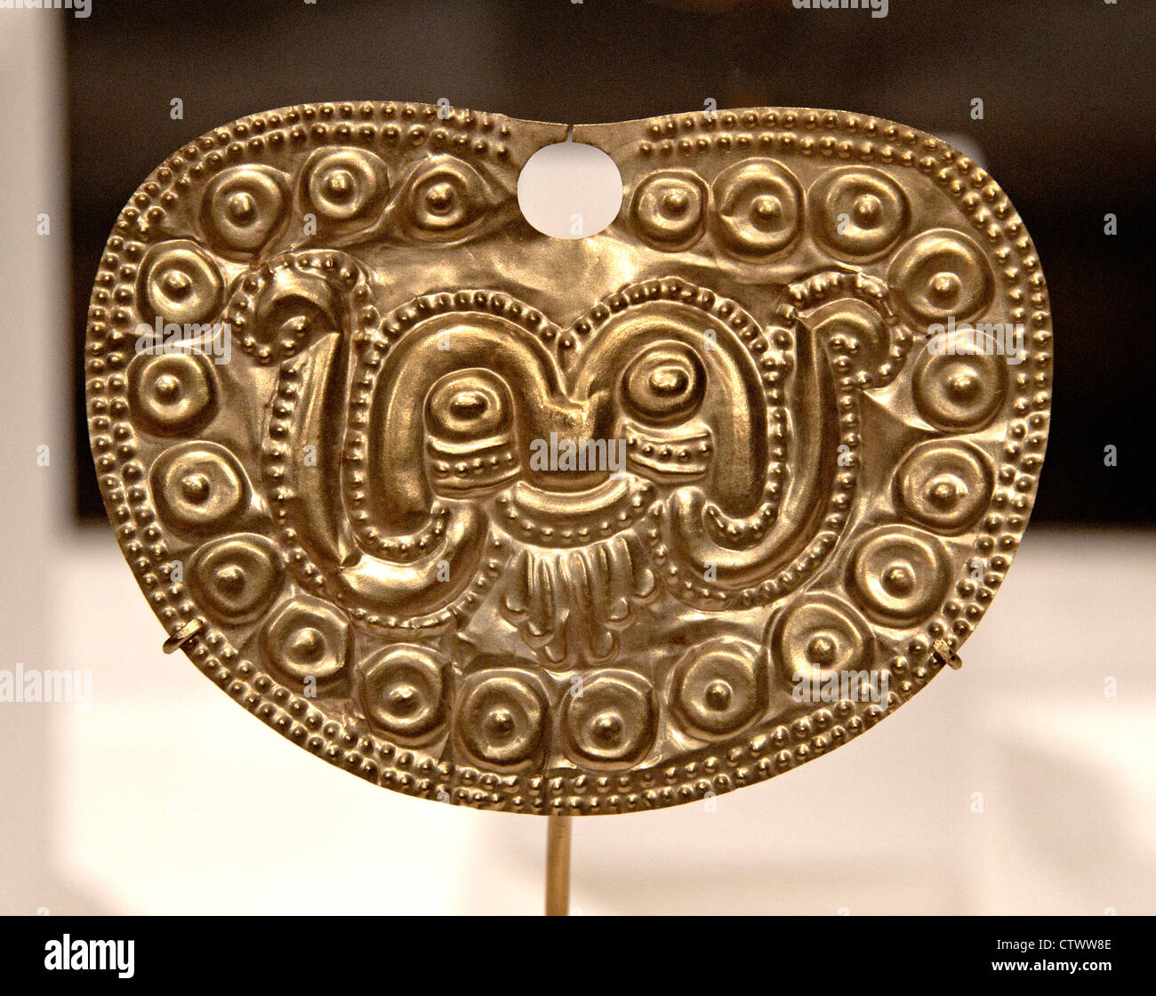 Nase Ornament 2. – 6. Jahrhundert Peru Peru Kultur Vicús Gold H. 2 5/8 X W. 3 5/8 Zoll (6,7 x 9,3 cm) Stockfoto