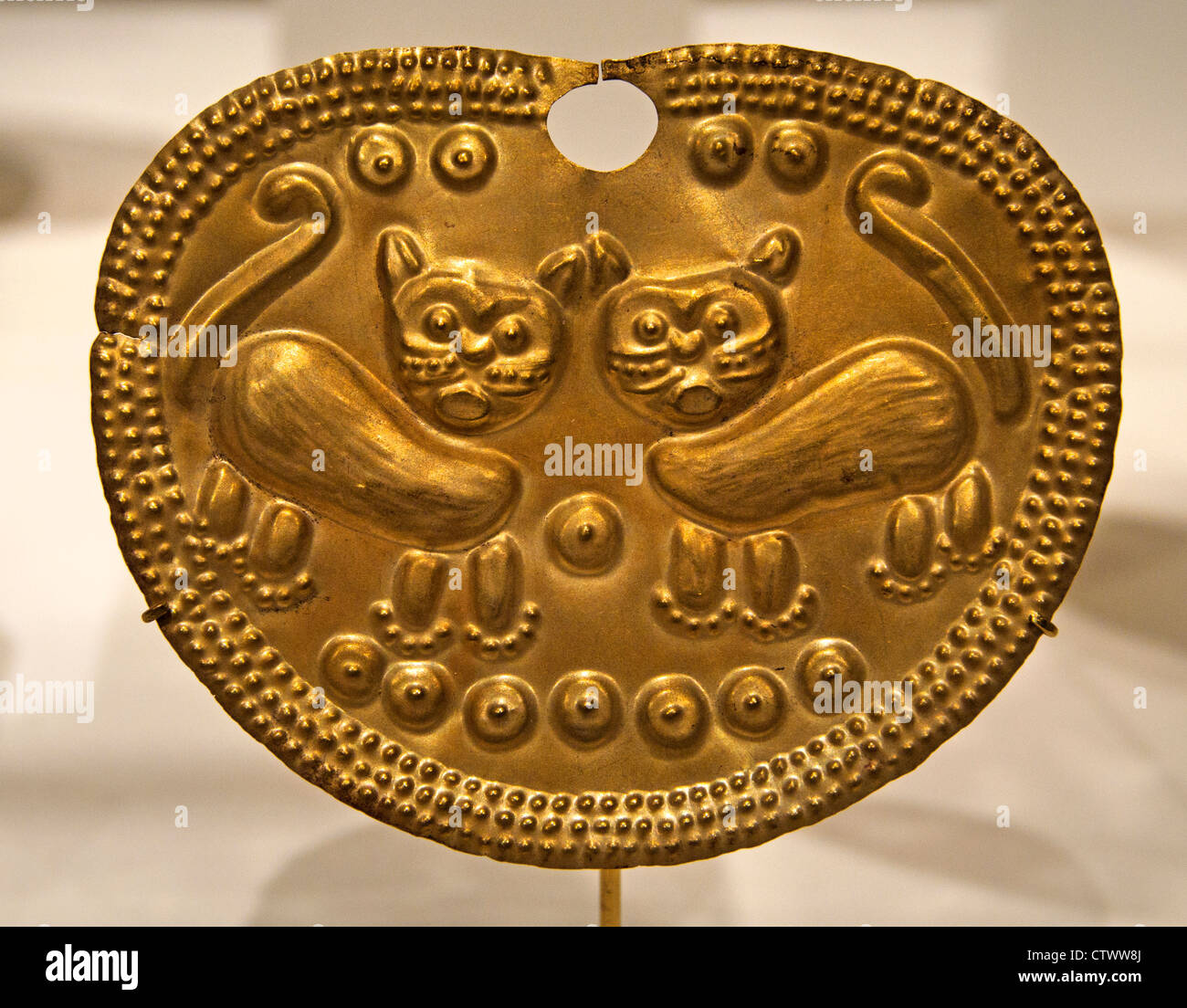 Nase Ornament 2. – 6. Jahrhundert Peru Kultur Vicús peruanische Gold H. 3 3/8 X W. 4 3/8 Zoll (8,6 x 11,1 cm) Stockfoto