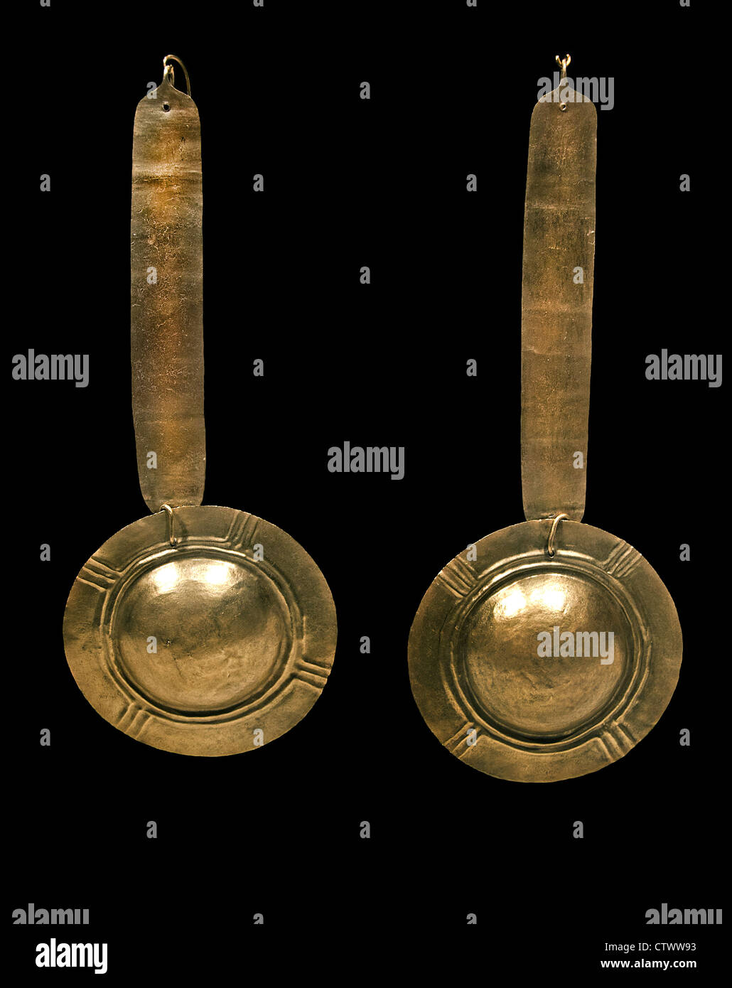 Paar Ohr Anhänger 13. – 16. Jahrhundert Kolumbien Kultur Sonso Gold H. 9 5/8 x ø 3 3/4 Zoll (24,4 x 9/5 cm) kolumbianischen Stockfoto